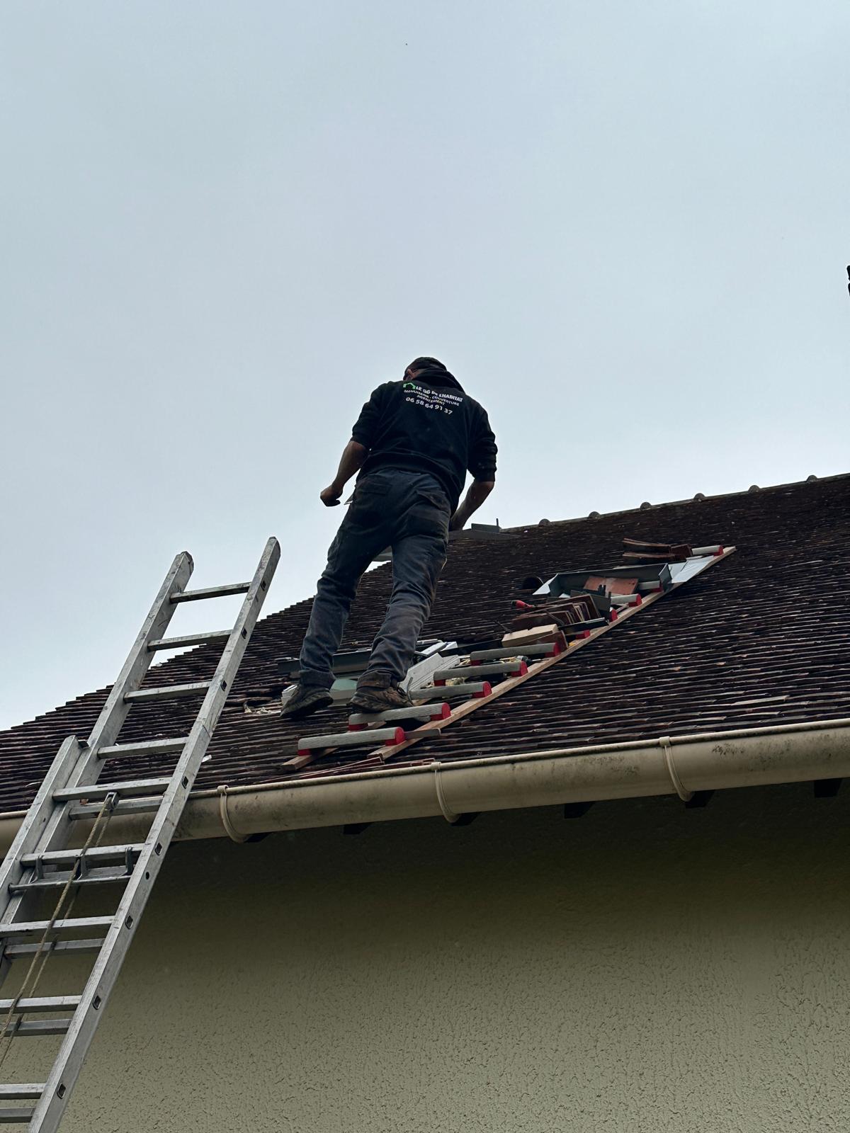 Panneau RGE Qualibat devant un chantier de rénovation à Troyes, Aube
