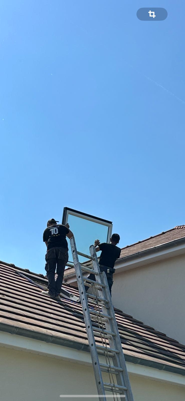 Fenêtre de toit Velux avec volet roulant installée à Sens, Yonne