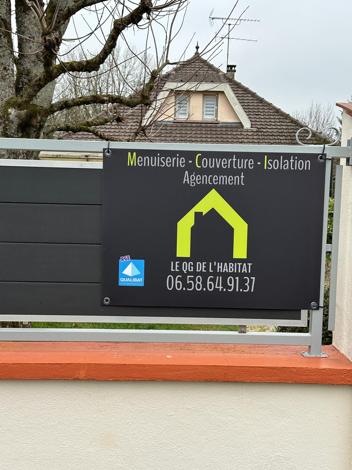 Intervention de couverture autour d'une fenêtre de toit à Provins, Seine-et-Marne