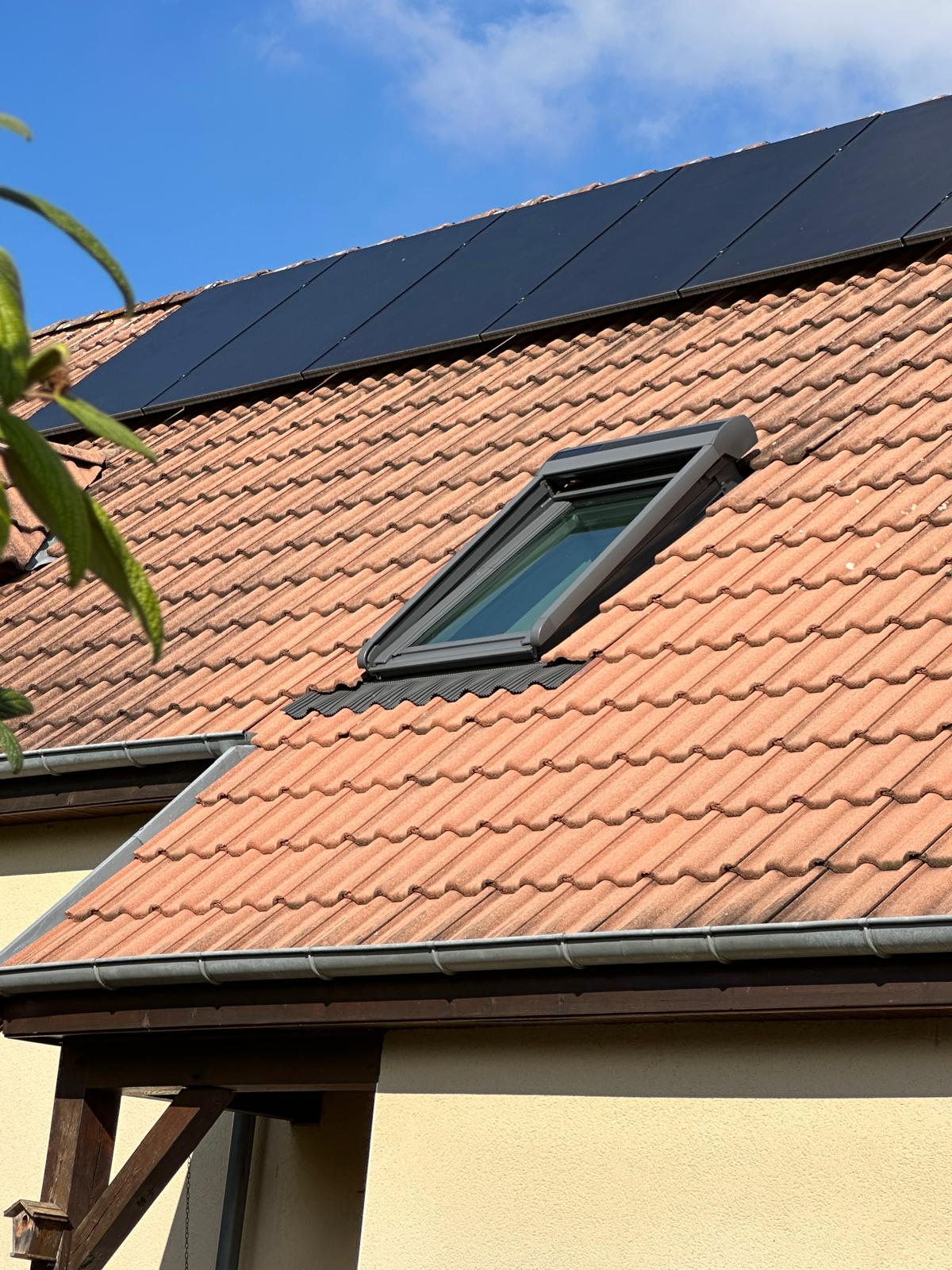 Fenêtres de toit (type Velux) — chantier réalisé par Le QG de l'Habitat Fenêtres de toit (type Velux) — chantier réalisé par Le QG de l'Habitat