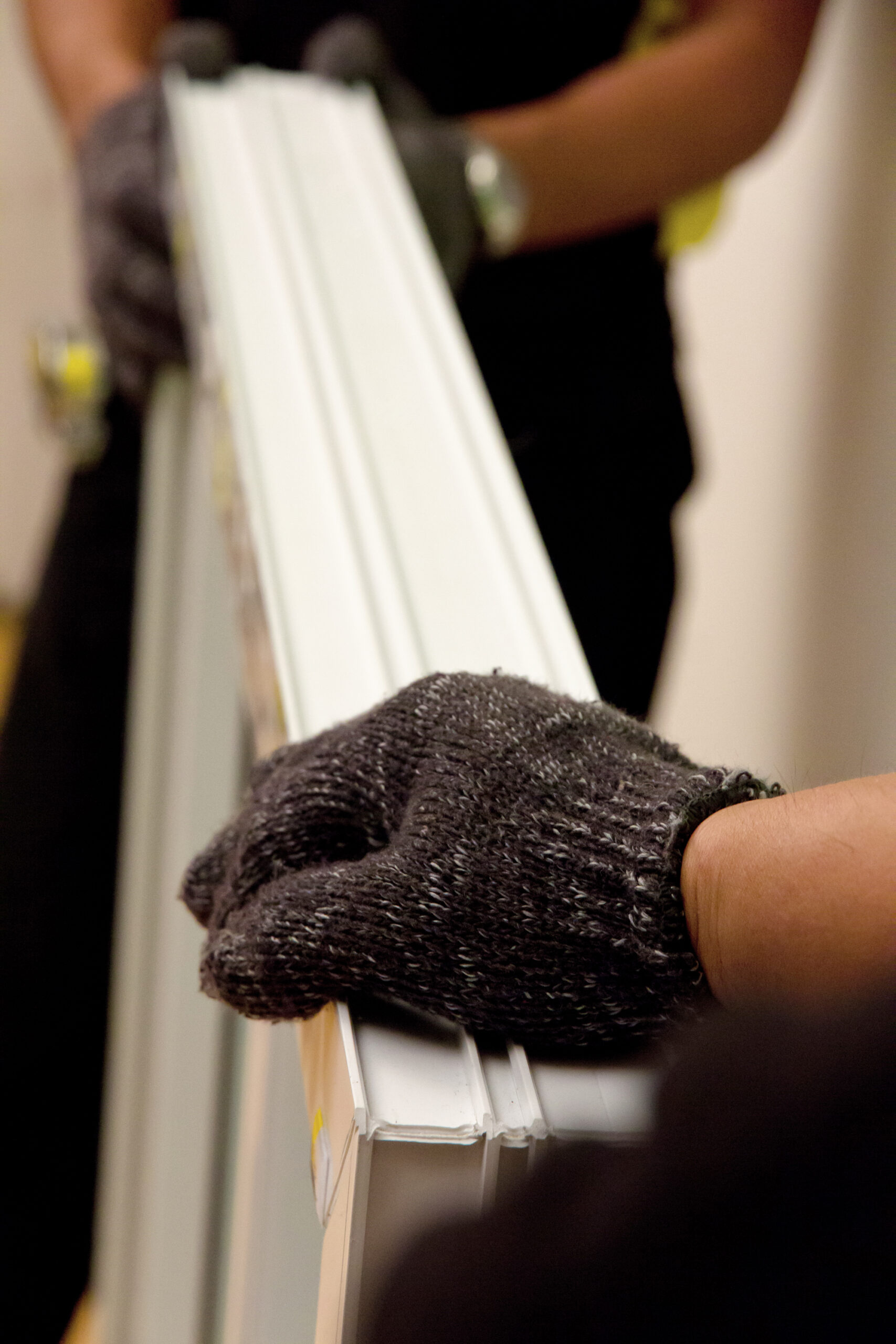 close-up-de-personnes-tenant-des-objets
