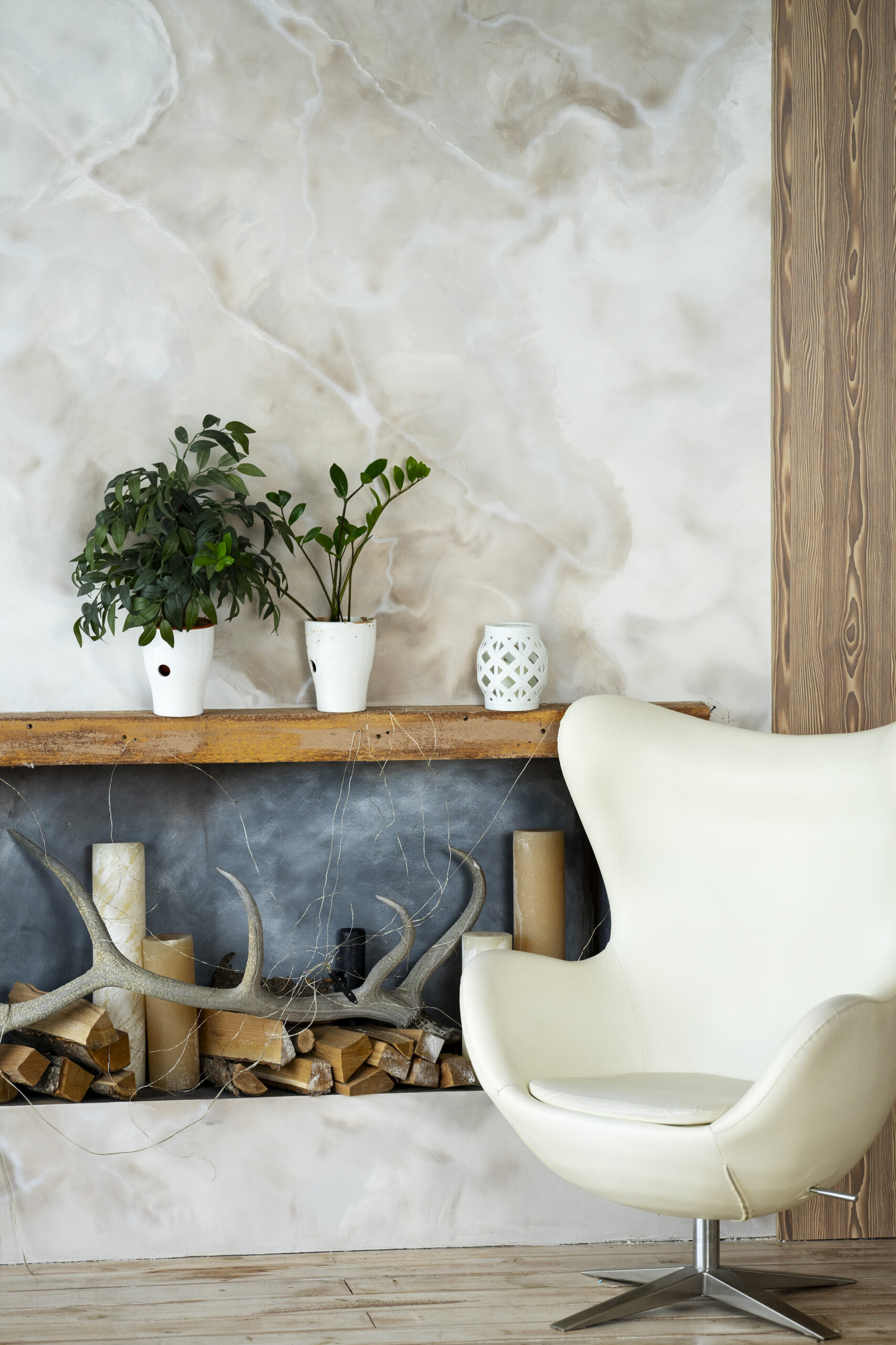 conception-de-la-salle-interieure-avec-fauteuil-et-plantes-en-pot