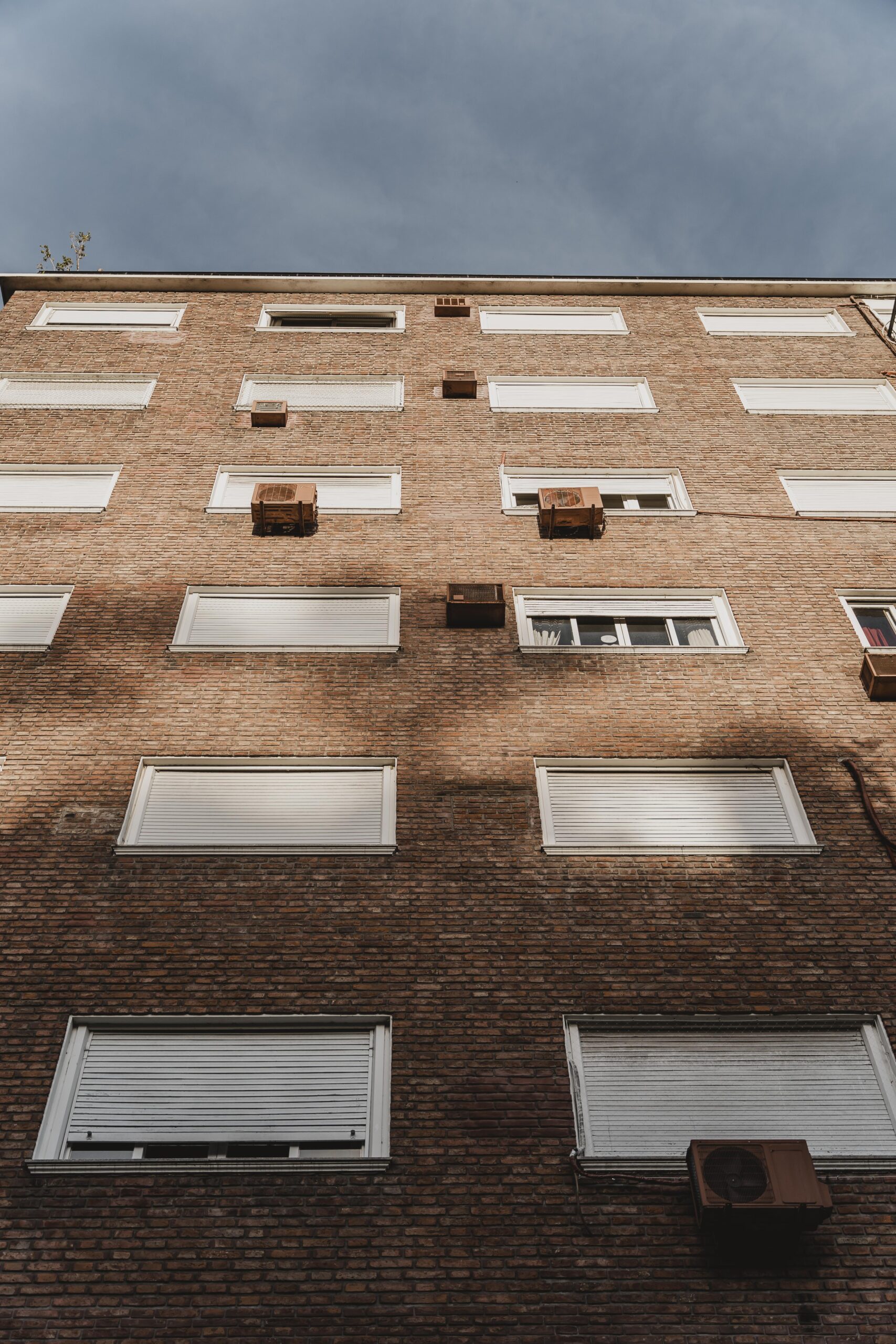immeuble-d-appartements-dans-la-ville-avec-des-unites-de-climatisation