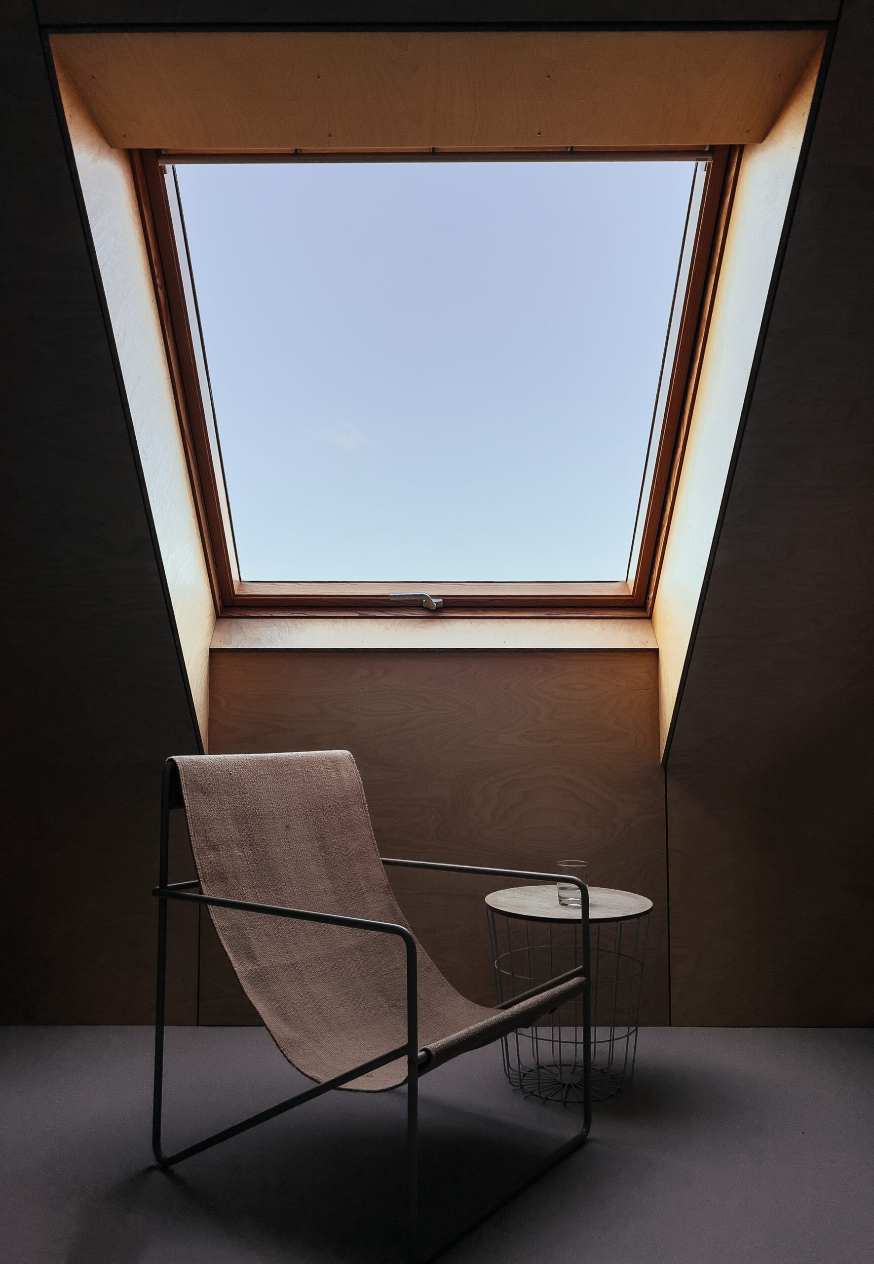 vue-rapprochee-d-une-chaise-vide(1)
